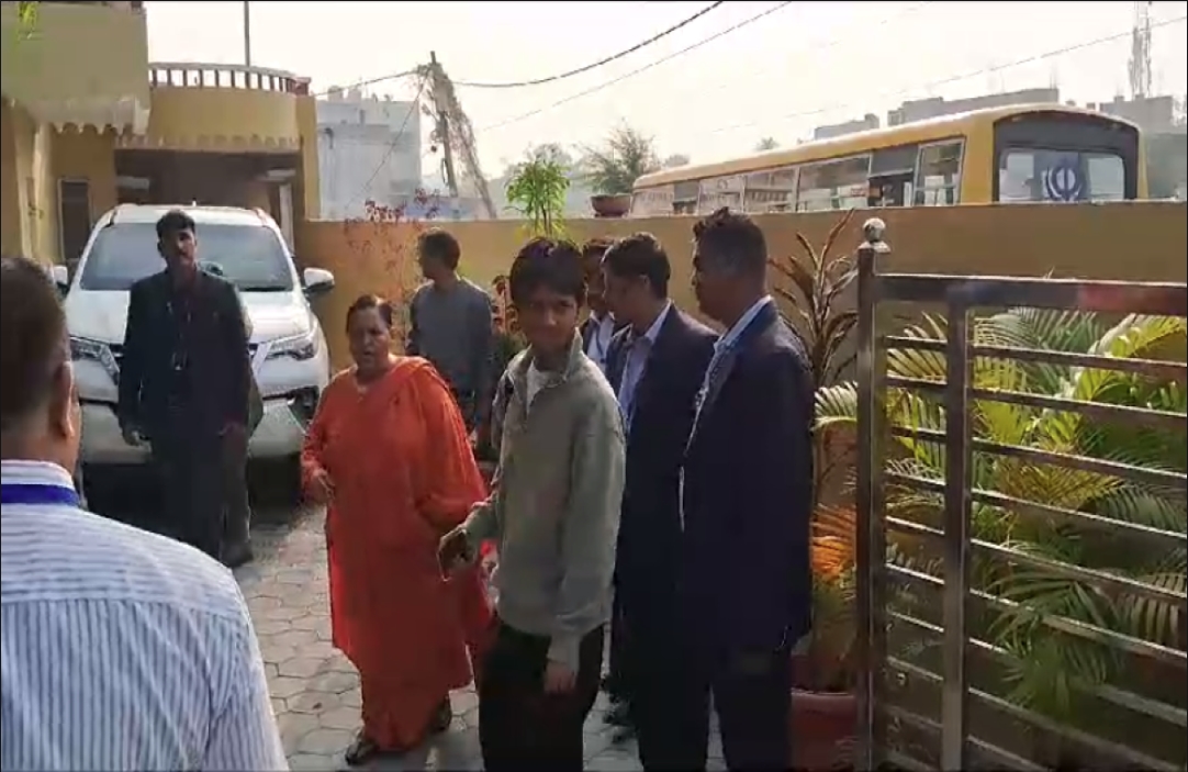 MP Assembly Election 2023 :  मतदान करने निकली उमा भारती, गृह ग्राम डूंडा में करेंगी मतदान