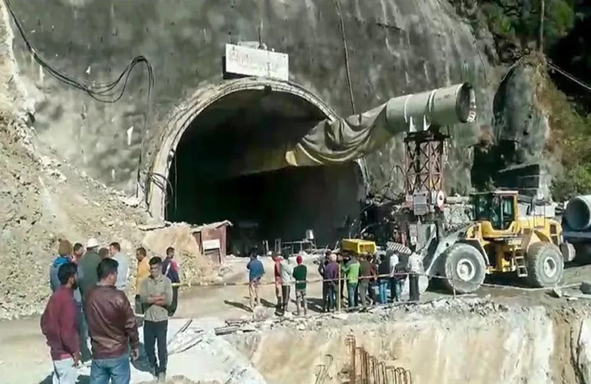 Uttarkashi Tunnel Rescue Update: रेस्क्यू ऑपरेशन के दौरान बुरी तरह फंसी ऑगर मशीन, जानिए अब मजदूरों को कैसे निकाला जाएगा बाहर