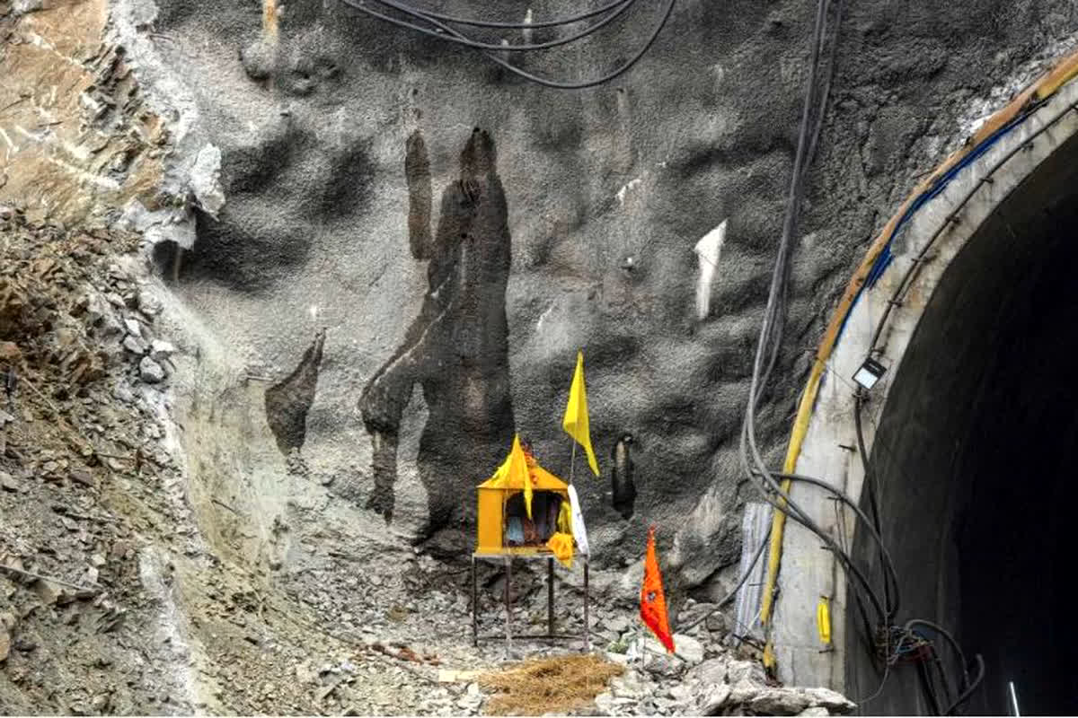 Uttarkashi Tunnel Rescue Update: मजदूरों की सुरक्षा में सुरंग के बाहर शिव!… मुहाने पर बनी आकृति देख दंग रह गए लोग