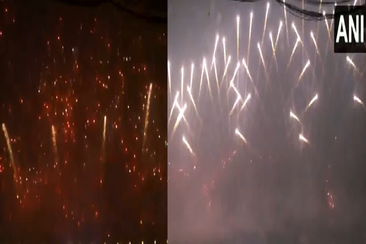 Dev Deepawali in Varanasi: महादेव की नगरी में ‘देव दीपावली’ की धूम, लाखों दीपों के साथ आतिशबाजी से जगमगाया आसमान 