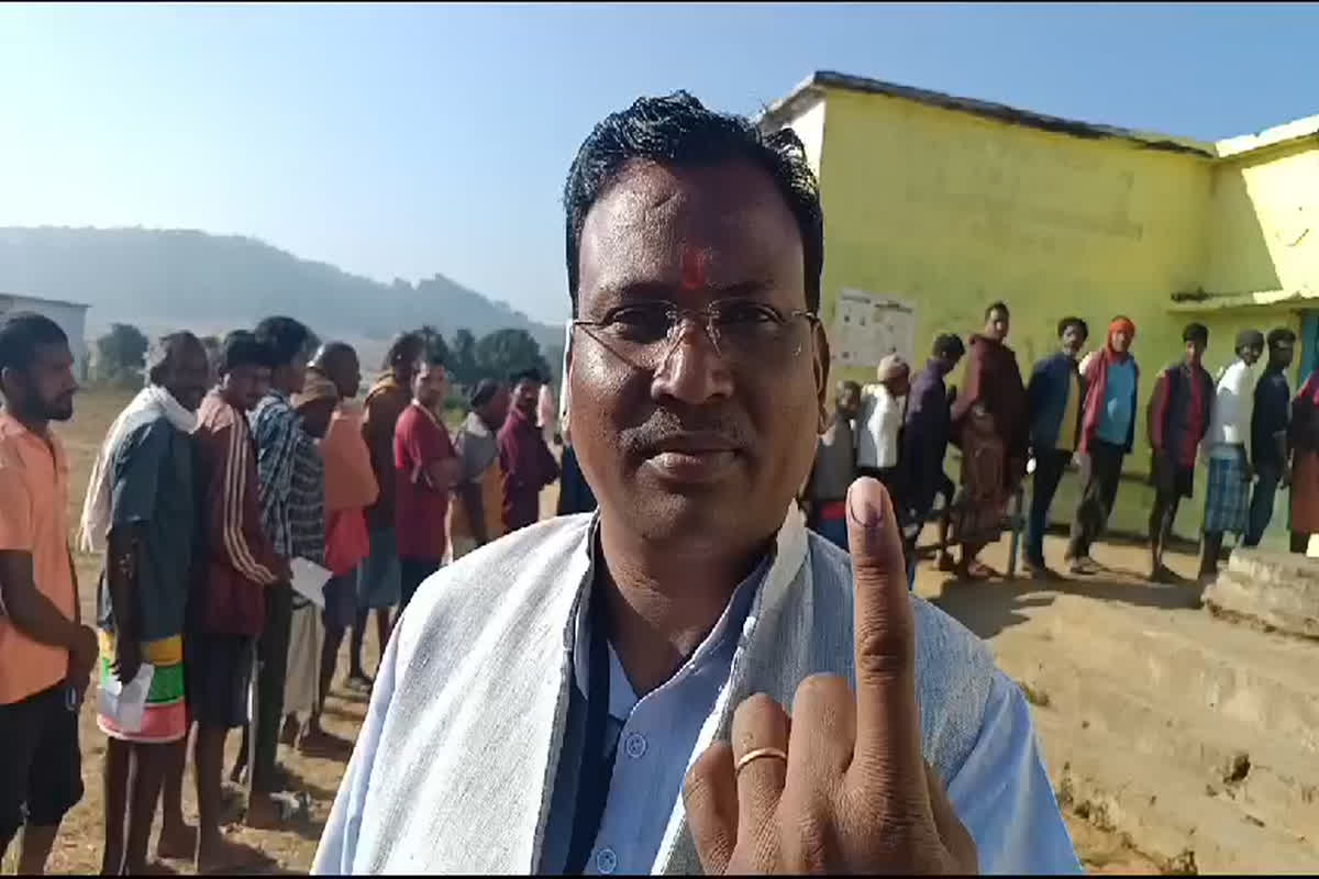Balrampur Assembly Elections 2023 Voting: मतदान केंद्र पहुंचे कांग्रेस प्रत्याशी विजय पैकरा, किया मताधिकार का प्रयोग