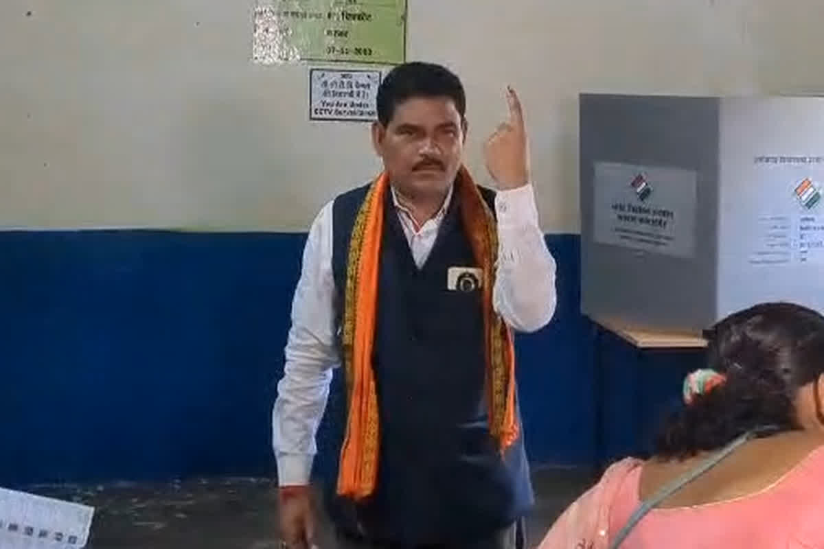 Chitrakot Election live updates: विधानसभा चुनाव के पहले फेज में 20 सीटों पर चुनाव, चित्रकोट से भाजपा प्रत्याशी विनायक गोयल ने डाला वोट….