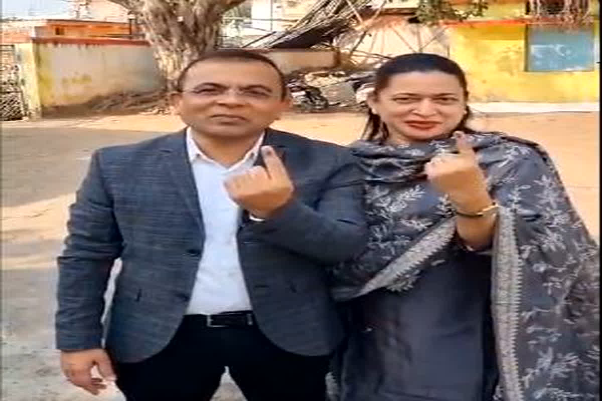 CG Assembly Election 2023: कलेक्टर एवं जिला निर्वाचन अधिकारी धर्मपत्नी संग पहुंचे वोट डालने, मतदान कर किया अपने मताधिकार का प्रयोग