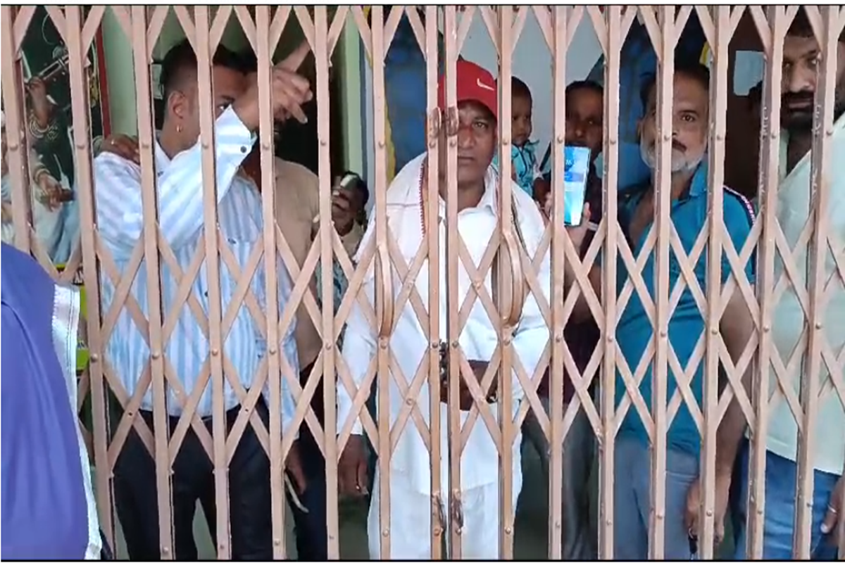 CG First Phase Voting : छत्तीसगढ़ में पहले चरण का मतदान खत्म, मतदान केंद्रों के अंदर लगी भीड़, बाहर से लगे ताले