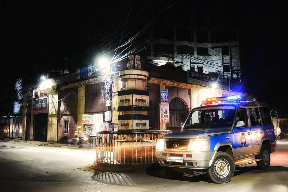 Raipur Crime News: चुनावी सख्ती के बीच लुटेरों की रायपुर पुलिस को चुनौती.. चाकू मारकर लूटे 70 हजार रुपये, घटना CCTV में कैद