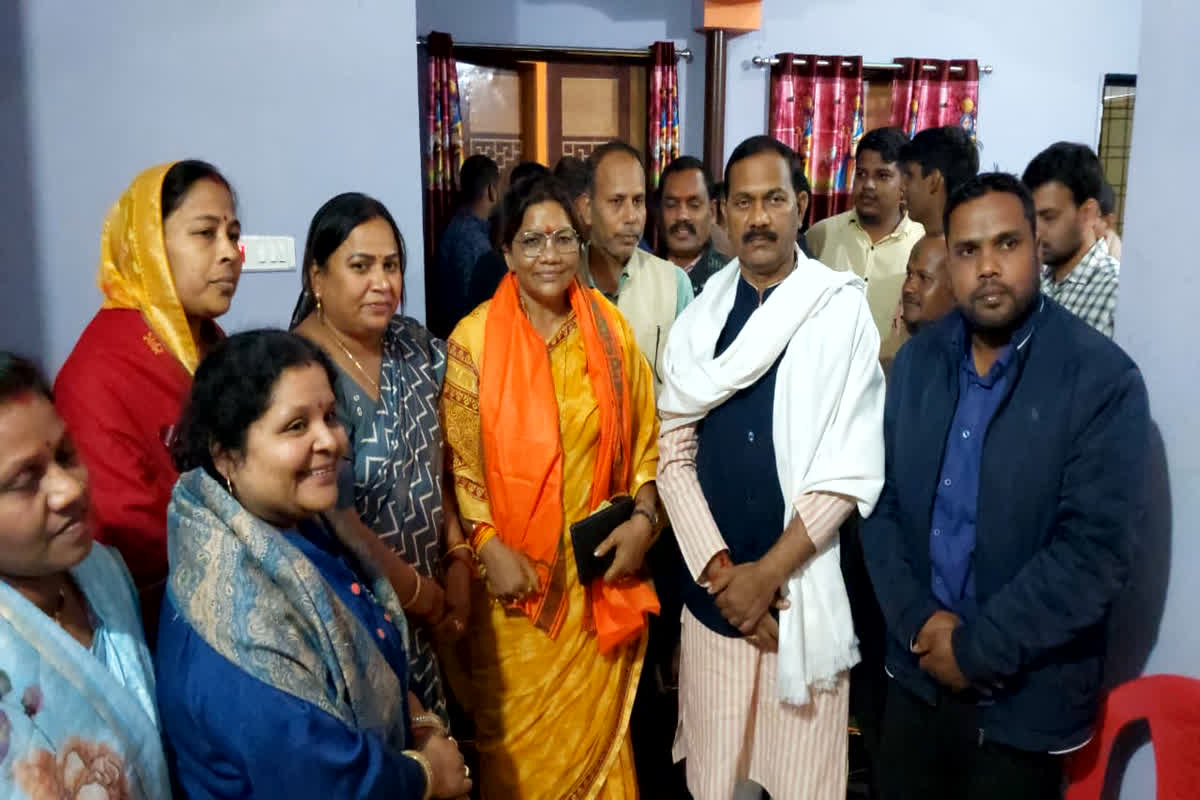 रेणुका सिंह ने लिया चाय वाले बाबा का आशीर्वाद! निकाले जा रहे ये मायने