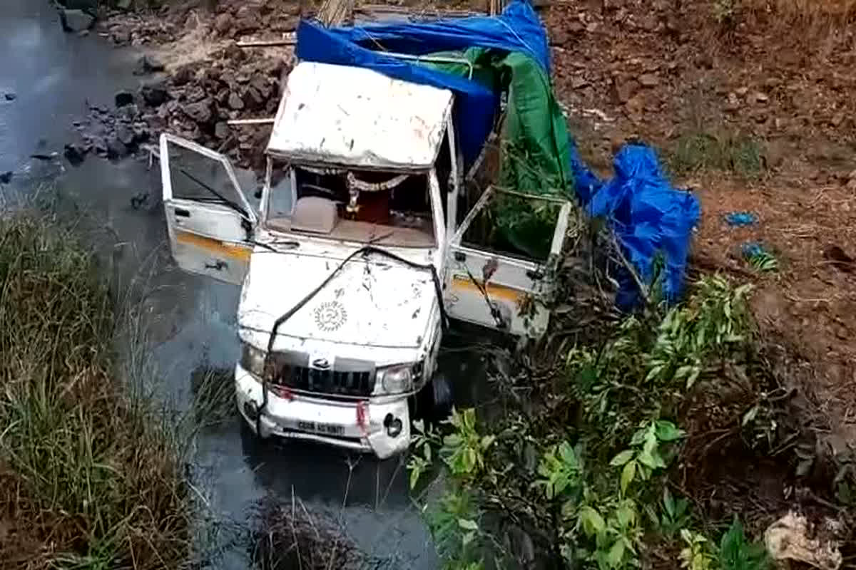 Kanker Road Accident:  बेकाबू पिकअप पुल से नीचे गिरी, हादसे में 15 से अधिक यात्री गंभीर रूप से हुए घायल