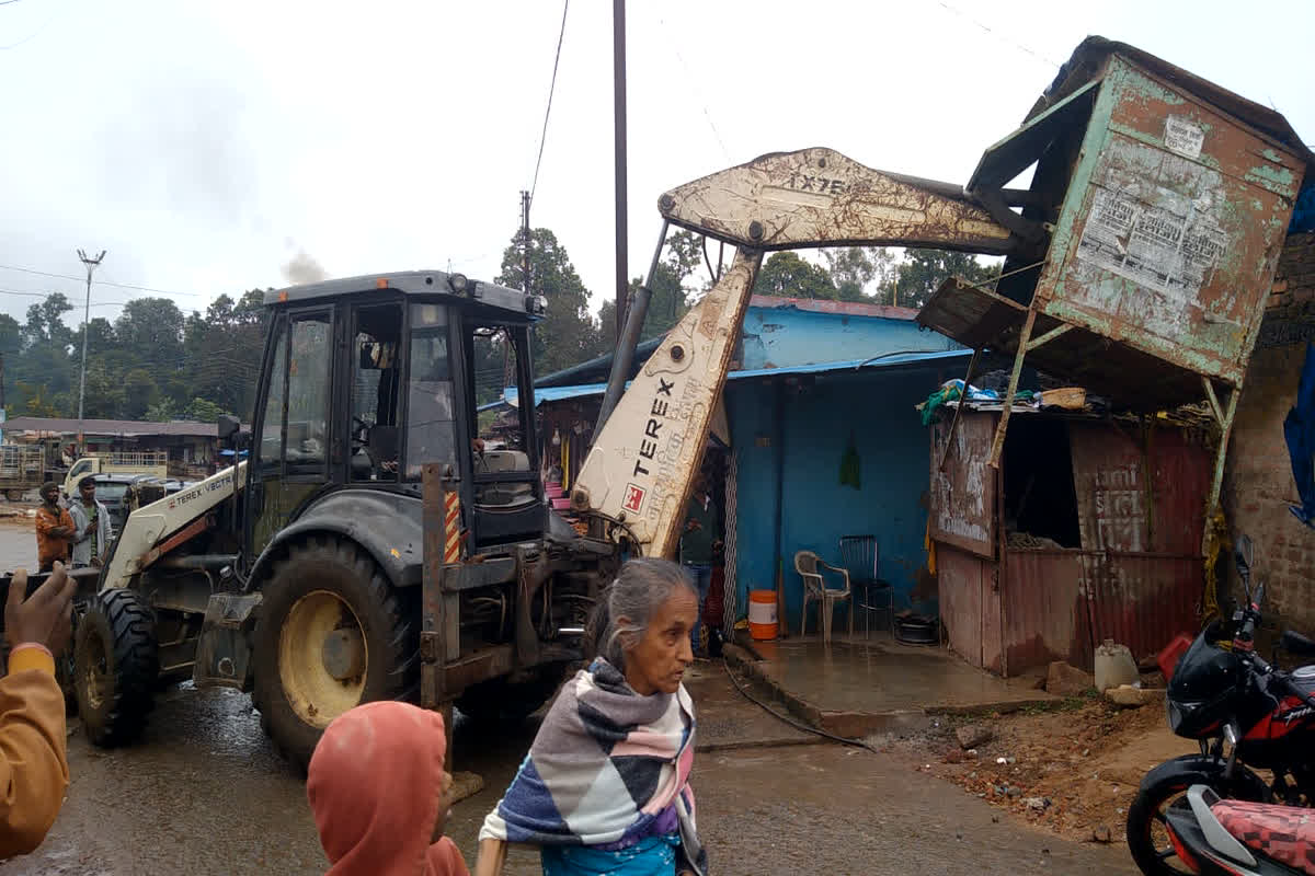Bulldozer Action in Ambikapur: सरकार बनते ही चला प्रशासन का बुलडोजर, क्षेत्र के अलग-अलग इलाकों से हटाए अवैध अतिक्रमण