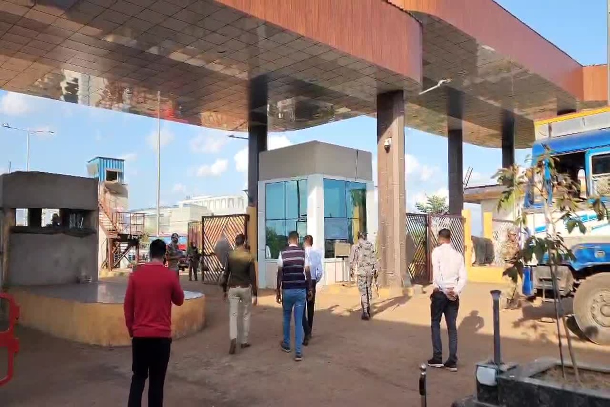 NMDC स्टील प्लांट से लोहा चोरी की बड़ी वारदात, एक ही नंबर के दो ट्रकों को सुरक्षाबलों ने पकड़ा