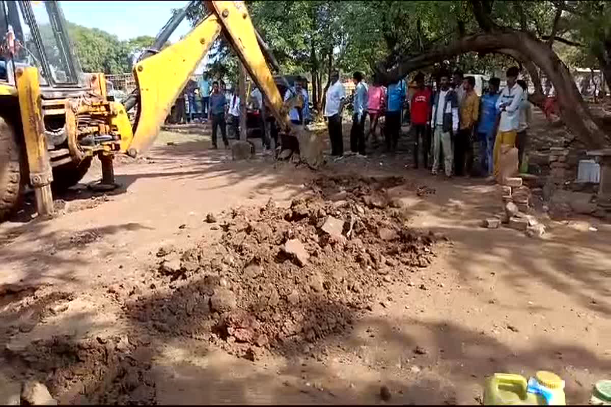 Bulldozer Action In Bhilai: BSP के टाउनशिप एरिया में भी चला निगम का बुलडोजर, फॉरेस्ट और सेंट्रल एवेन्यू के किनारे लगे ठेले गुमटियों को हटाया