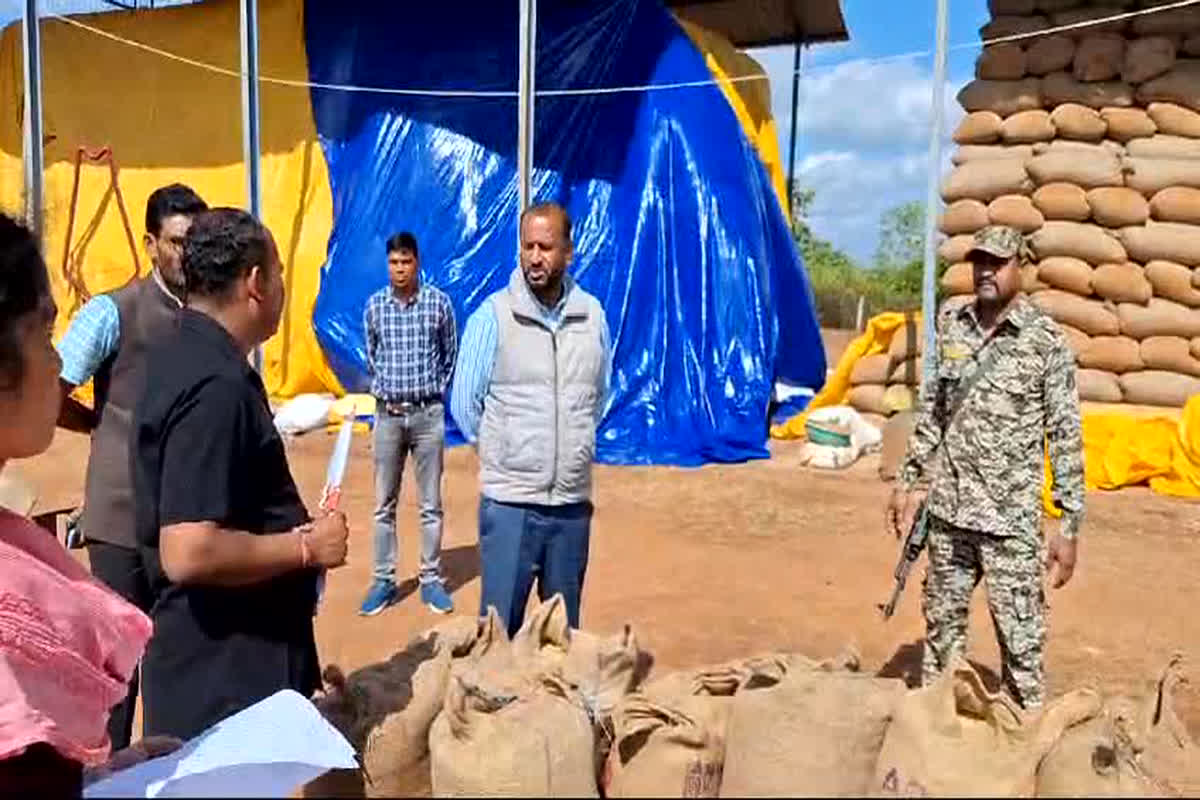 Jagdalpur News: धान खरीदी केंद्रों में लगातार हो रही लापरवाही पर कलेक्टर ने लिया एक्शन,  नाराजगी जताते हुए प्रबंधक को किया निलंबित