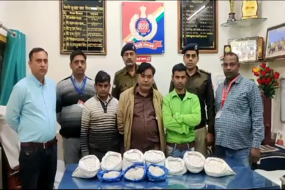 Gwalior Businessman Arrested: बिना बिल चांदी के आभूषण ले जा रहे व्यापारी गिरफ्तार, पुलिस ने 38 लाख के आभूषण किए जब्त