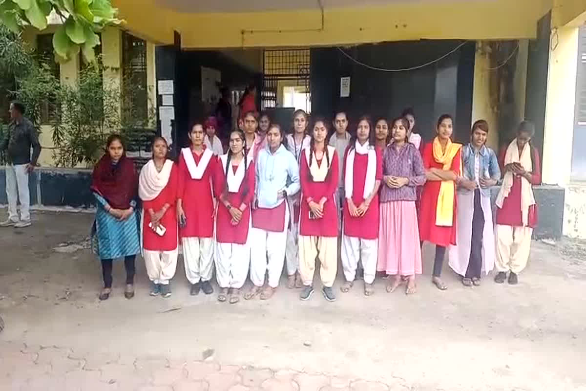 Raisen News: कॉलेज प्रबंधन की लापरवाही आई सामने, परीक्षा के समय थमा दिए निरस्त किए पेपर, एक साथ 87 छात्राओं के फेल होने मचा हड़कंप
