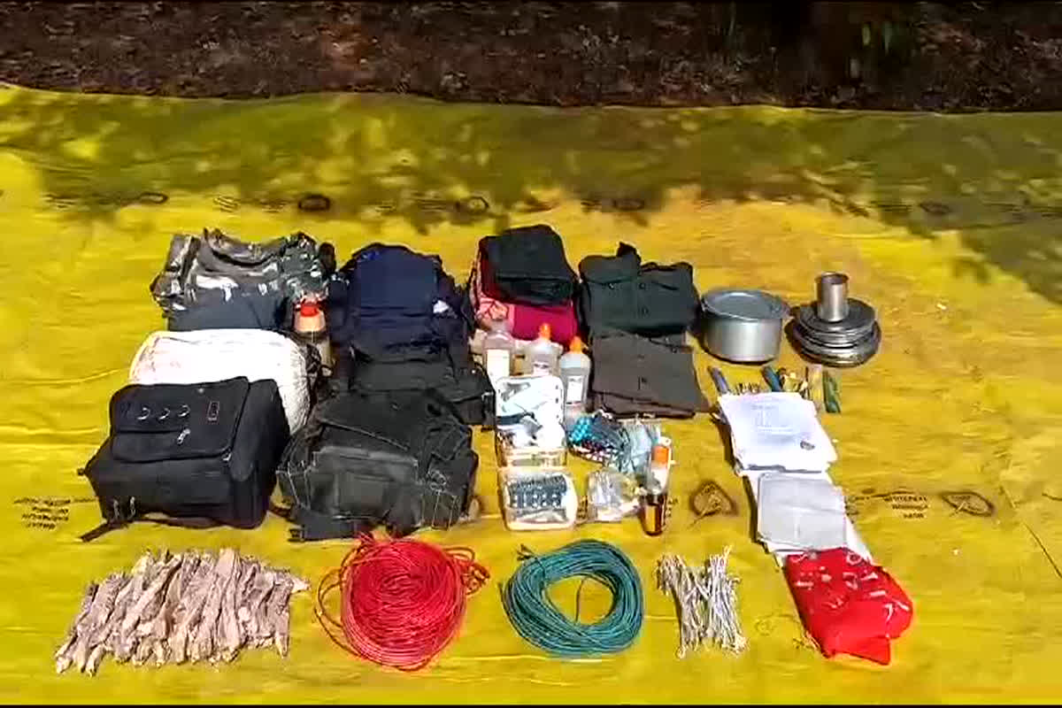 Bijapur News: पुलिस को मिली सफलता! मुठभेड़ के बाद नक्सली कैंप को किया ध्वस्त, भारी मात्रा में विस्फोटक सामग्री किया जब्त