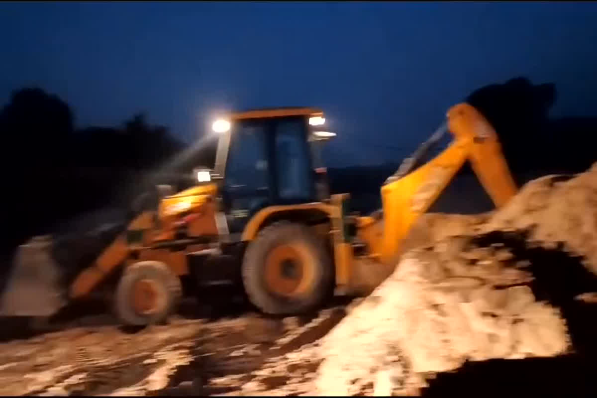 Morena News: रेत माफियों पर पुलिस की ताबड़तोड़ कार्रवाई, रेत से भरी तीन ट्रॉलियों को किया जब्त