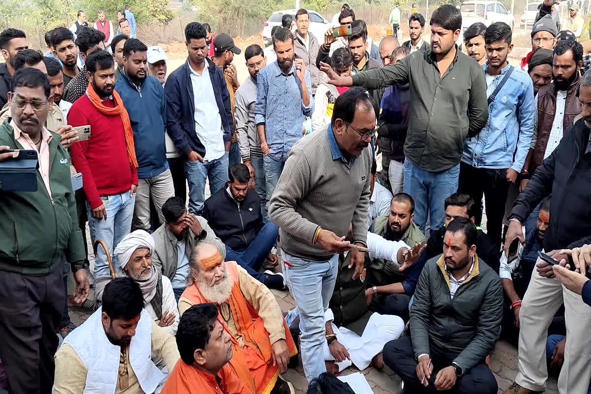 Panna News: पुलिसकर्मी की दादागिरी! युवक से की मारपीट कर लूटे पैसे, आक्रोशित व्यापारियों ने दिया धरना, ये है पूरा मामला