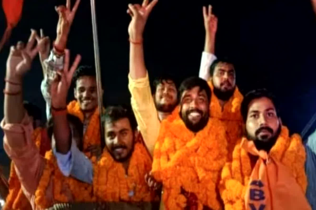 ABVP Workers Released from Jail: जेल से रिहा हुए एबीवीपी के कार्यकर्ता, हार फूलों के साथ जमकर हुआ स्वागत