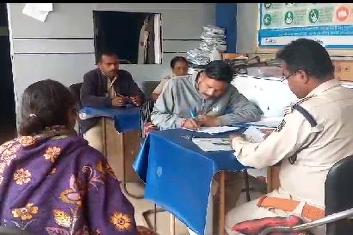 Ambikapur Nephew Murdered Uncle: मामूली बात पर भतीजे ने चाचा के साथ किया ये कांड, मूकबधिर होकर तमाशा देखते रहे परिजन, जानिए क्या है माजरा