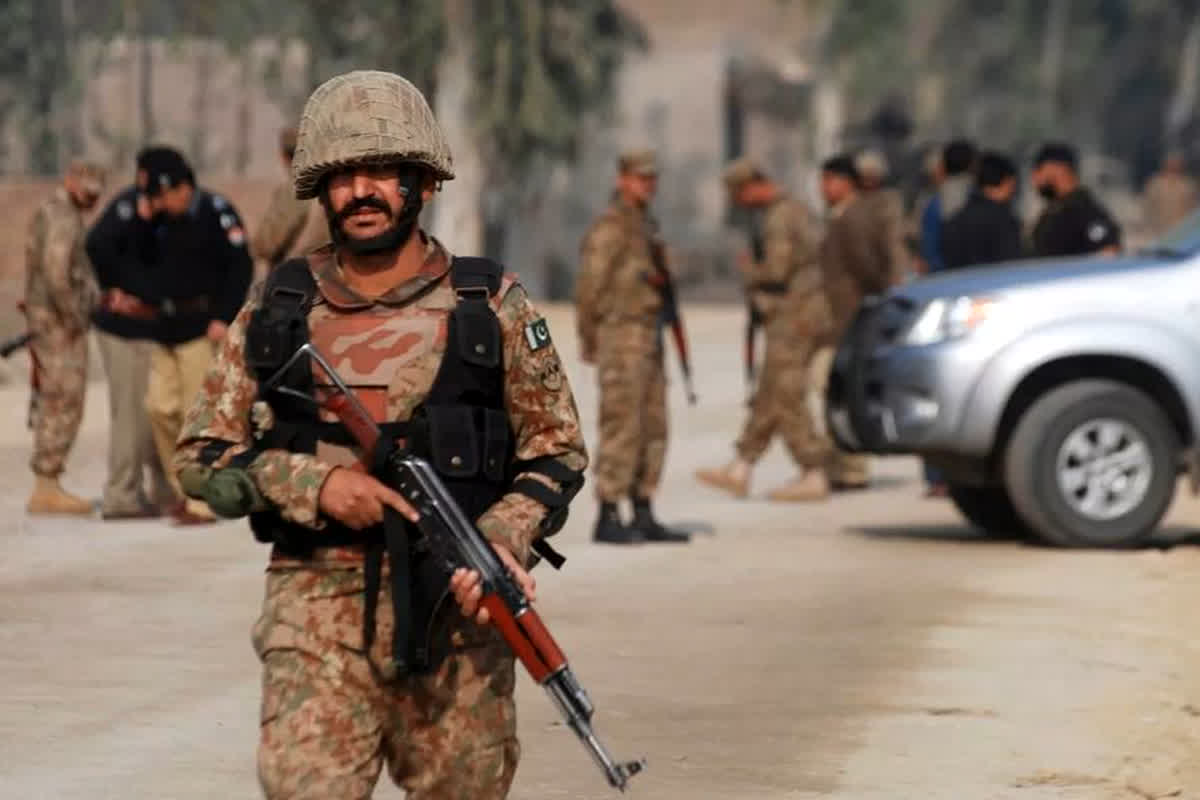Terrorist Attack in Pakistan: पुलिस और सेना पर भीषण आतंकी हमला, छह सुरक्षाकर्मी समेत 20 से ज्यादा लोगों की मौत