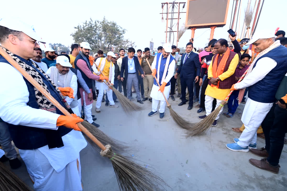 Ayodhya Ram Mandir News: ‘जहां जन्में हैं श्रीराम, स्वच्छ रहे अयोध्या धाम…’, श्री राम लला की धरती में स्वच्छता बना जन आंदोलन, देखें वीडियो