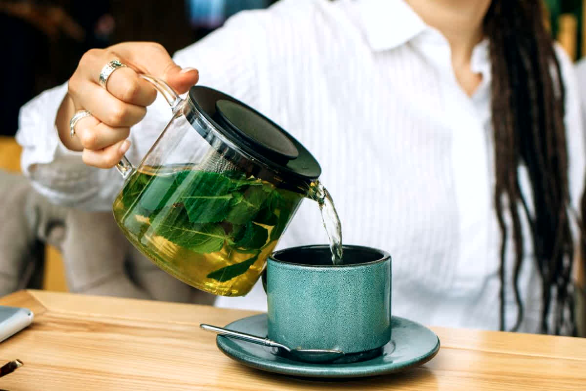 Drink For Burn Belly Fat : मात्र एक हफ्ते के अंदर गायब हो जाएगी आपकी लटकती तोंद, बस चाय की जगह पीना होगा ये पानी 