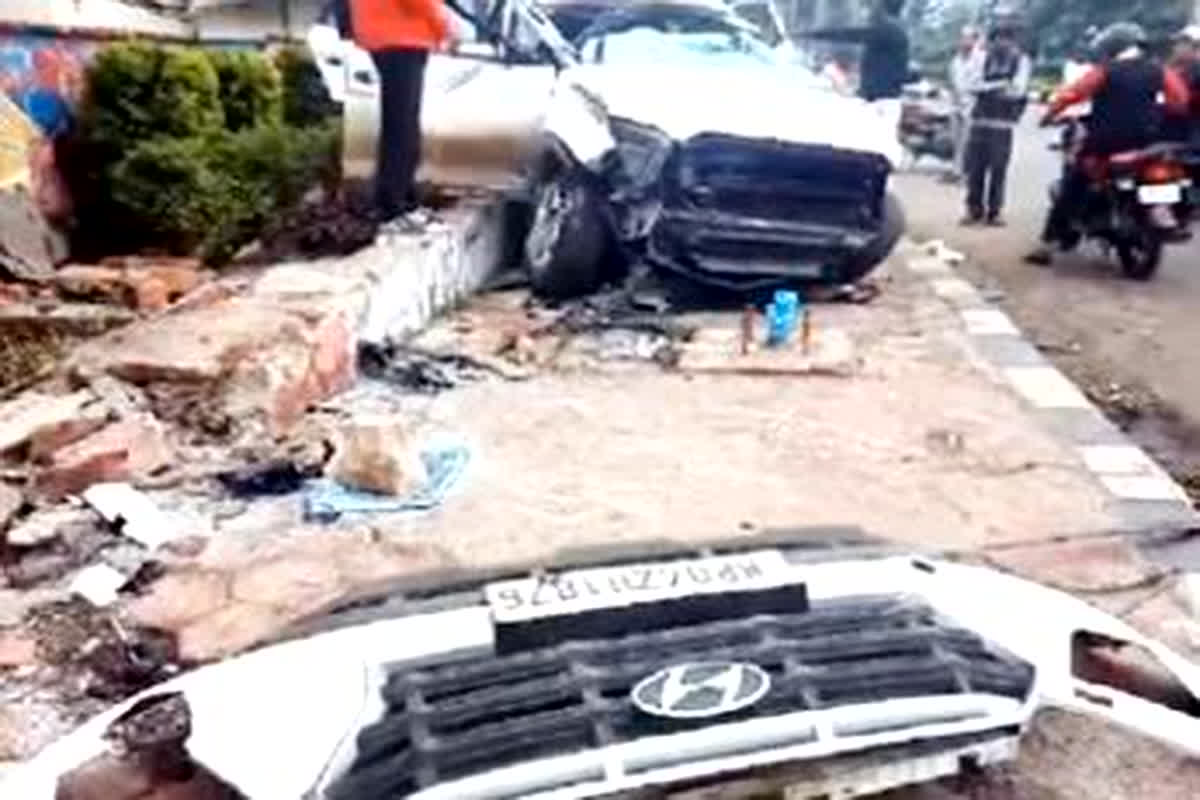 Bhopal Car Accident: एक बार फिर दिखा तेज रफ्तार का कहर, होर्डिंग के पिल्लर से टकराते दीवार पर चढ़ी कार, हादसे में दो की मौत एक की हालत गंभीर
