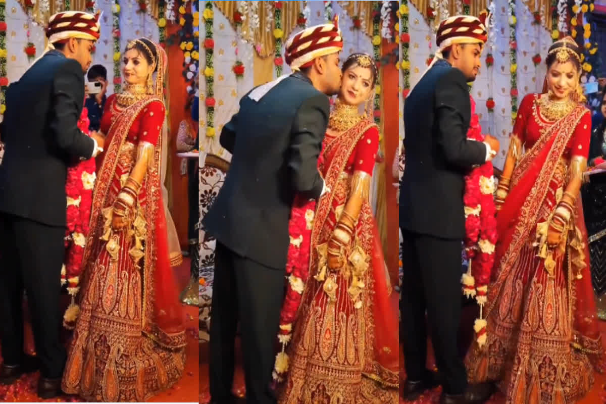 Groom Demands Kiss on Stage: भरी महफिल के सामने स्टेज पर दूल्हन को पूरी करनी पड़ी दूल्हे की डिमांड, फिर हुई वरमाला की रस्म