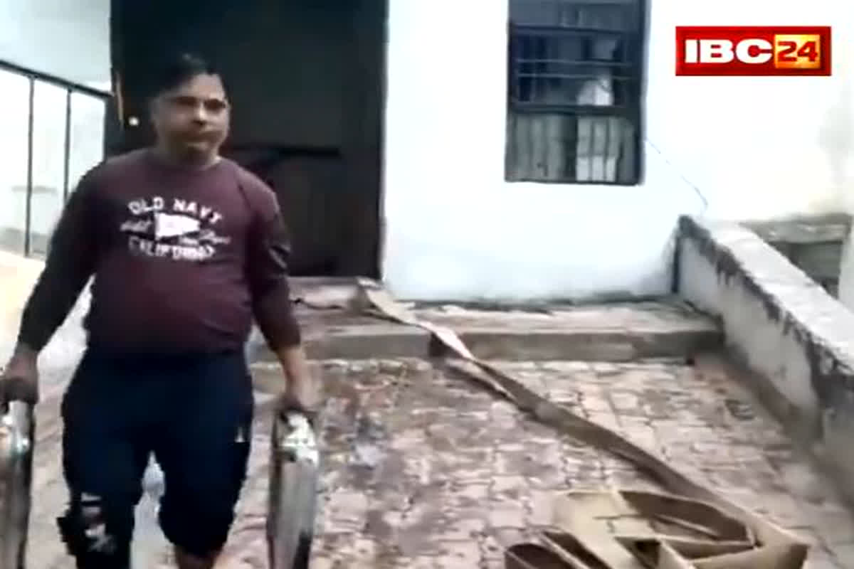 Fire broke out in EVM warehouse: EVM के गोदाम में लगी आग, कई मशीनें आग की चपेट में, कमरे में नहीं था कोई बिजली कनेक्शन