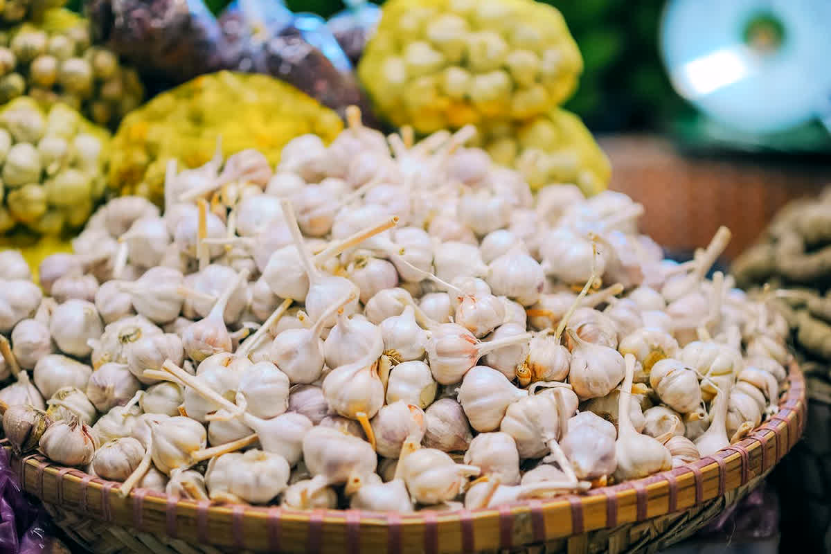 Garlic Price Hike: प्याज के बाद अब लहसुन ने लगाया महंगाई का तड़का, आसमान छू रहे दाम, यहां देखें कीमत