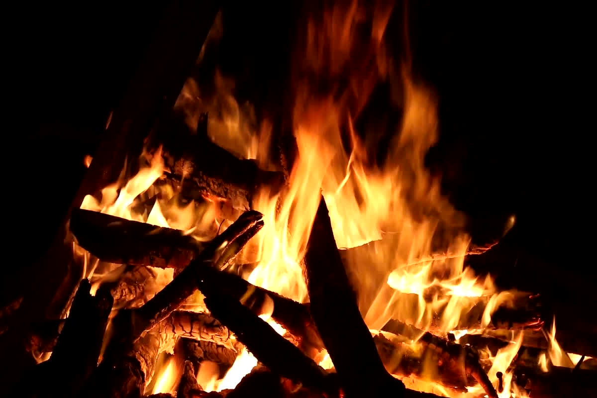 Girl Died Due to Burning: ठिठुरन से बचने के लिए ले रहे अलाव का सहारा तो सावधान..! इस घटना ने सोचने पर कर दिया मजबूर