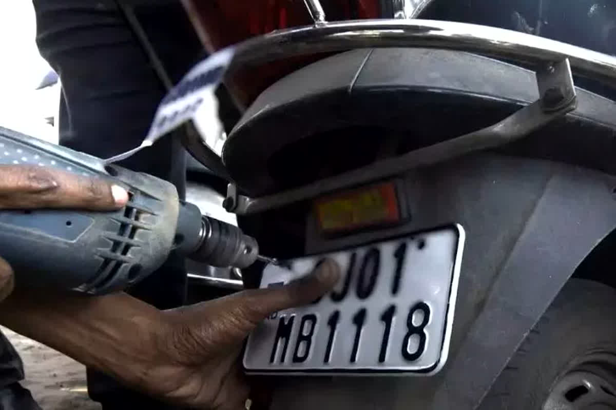 HSRP Number Plate: वाहन चालक कृपया ध्यान दें… 15 जनवरी से पहले फटाफट करवा लें ये काम, वरना होगी कार्रवाई