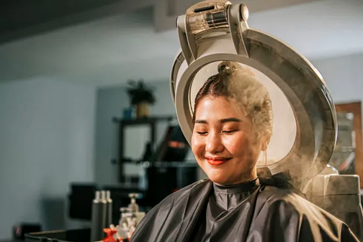 Hair Steaming Benefits: सर्दियों में बालों को भाप देने से मिलते हैं कई फायदे, जानें यहां