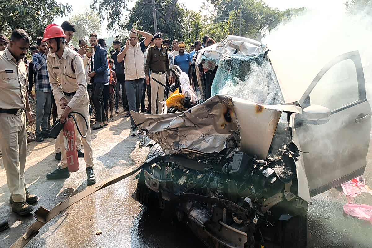 Janjgir Champa Accident News: नई बहू के स्वागत के लिए दरवाजे पर पूजा की थाली लेकर इंतजार करती रह गई मां, बारात लौटने से पहले आई दूल्हा-दुल्हन की मौत की खबर