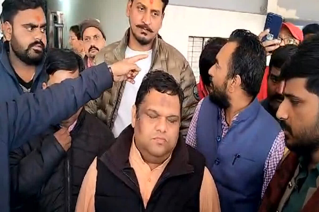 Jai Shree Ram Kahne Par Pitai