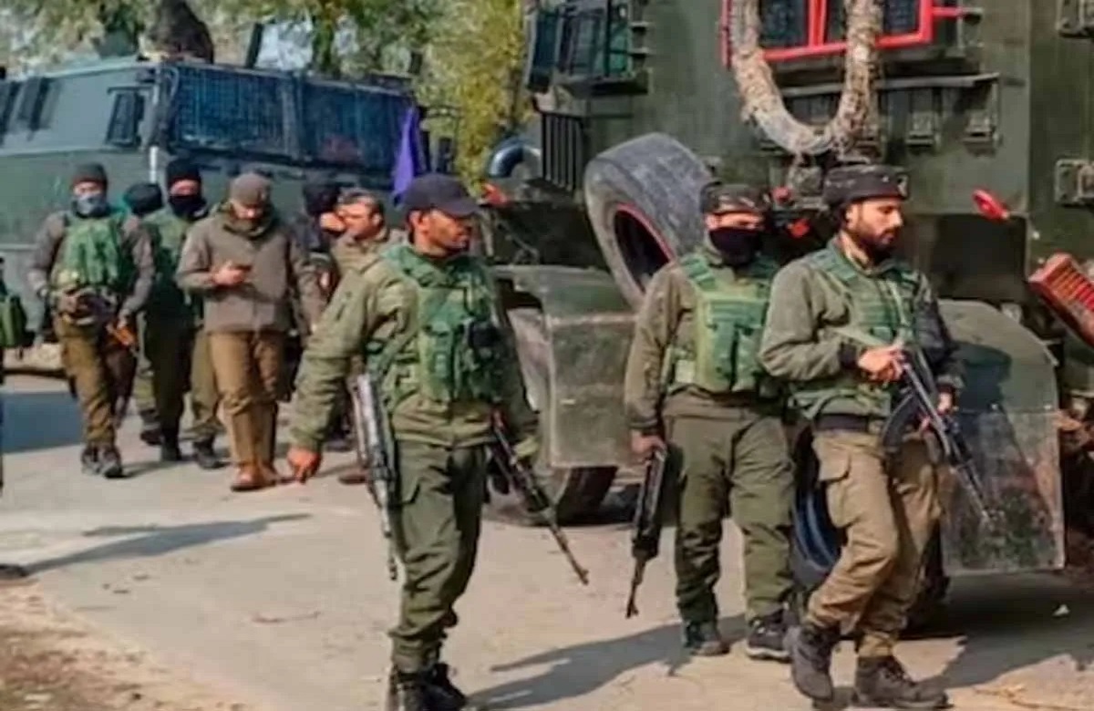 Jammu-Kashmir News : घुसपैठ रोधी अभियान के दौरान आतंकवादी का शव बरामद, दूसरे की तलाश में जुटे सुरक्षा बल के जवान