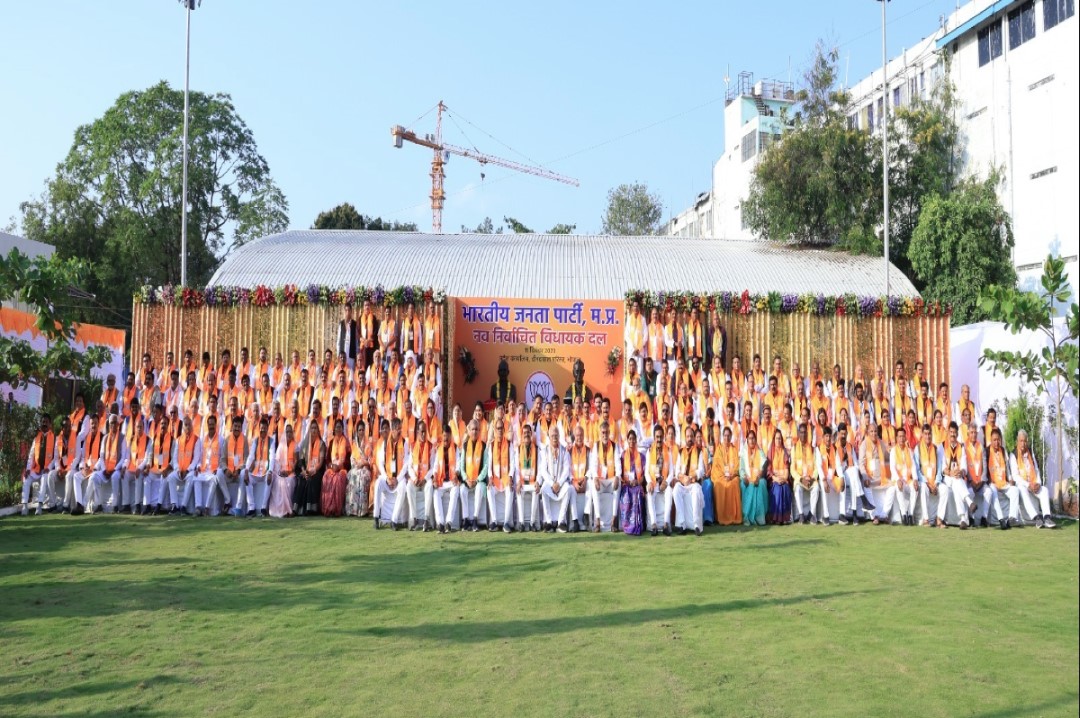 MP New CM: फोटो सेशन में आखिरी पंक्ति में खड़े थे मोहन, अंदर जाते ही ऐलान हो गया नाम