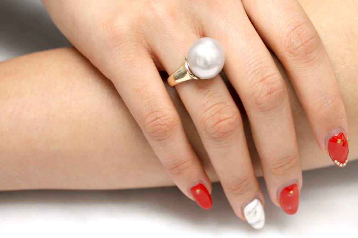 Moti Gemstone Benefits: कोई भी मोती धारण करने से पहले जान लें शुभ और अशुभ प्रभाव, वरना बढ़ सकती है मुसीबत