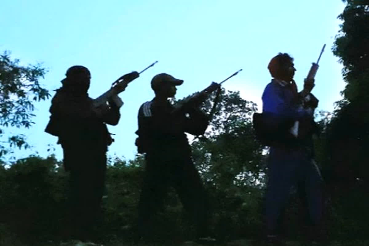 Naxalites Surrender in Dantewada: लोन वर्राटू अभियान का दिख रहा असर, एक इनामी समेत दो नक्सलियों ने किया सरेंडर
