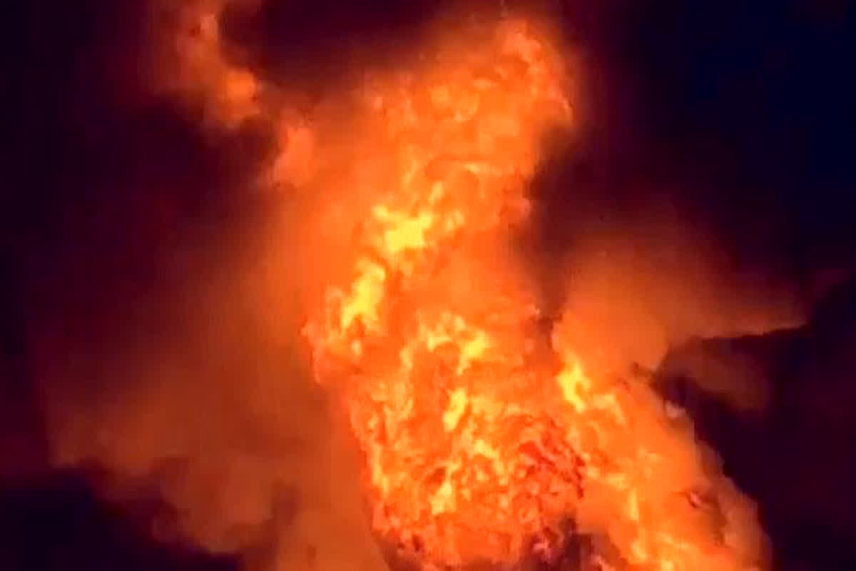 Naxalites fire vehicles in Bijapur: नक्सलियों ने फिर मचाया उत्पात, 2 वाहनों को किया आग के हवाले, इलाके में फैली दहशत