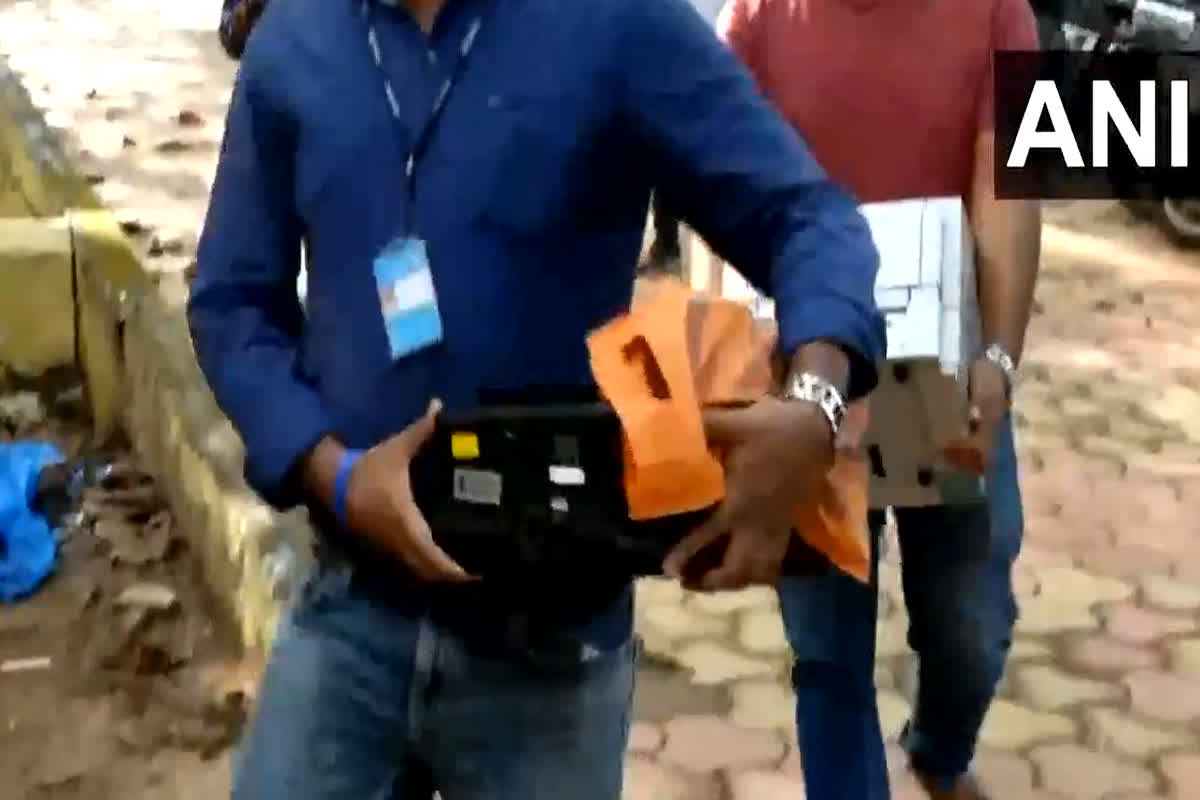 Dhiraj Sahu Income Tax: कांग्रेस सांसद धीरज साहू के घर नोटों की गिनती करते-करते थक गए अधिकारी, लगेंगे दो और दिन, मंगाए गए और मशीन