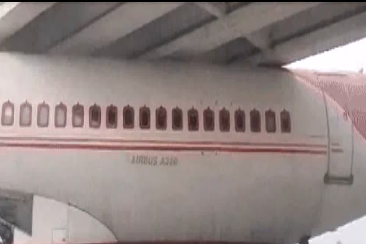 Watch Video: मुंबई से असम जा रही ‘प्लेन’ फंसी अंडरपास में, सड़क के दोनों ओर लगा जाम, देखने उमड़ी भीड़