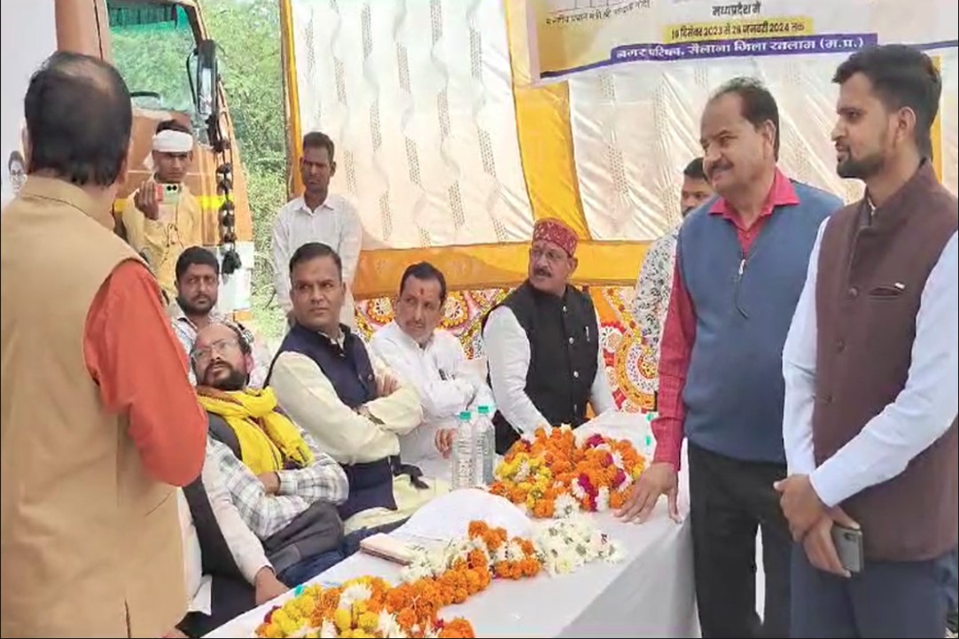 Ratlam News: “इतना ही प्रेम है तो नौकरी छोड़ो, कांग्रेस ज्वाइन करो” जानें किसने नगर पंचायत कर्मचारियों को दी चेतावनी