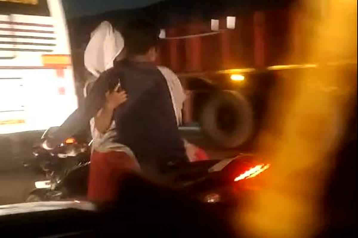 Romance on Running Bike: बाइक की टंकी पर गर्लफ्रेंड…खुलेआम आशिकी, चलती गाड़ी में रोमांस करते कपल का वीडियो वायरल