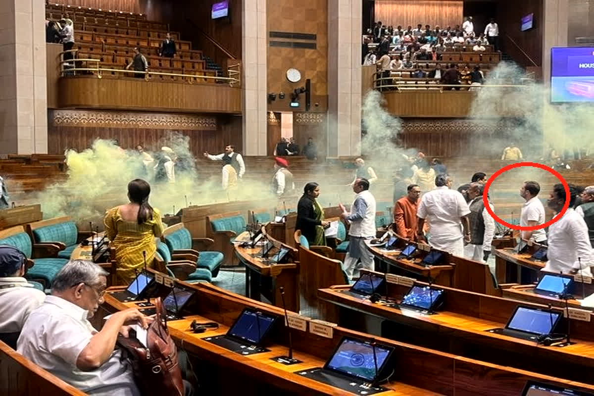 Security lapse in Lok Sabha: लोकसभा में हुई घटना के बीच सदन में मौजूद थे राहुल गांधी, देखें ये भयावह तस्वीरें