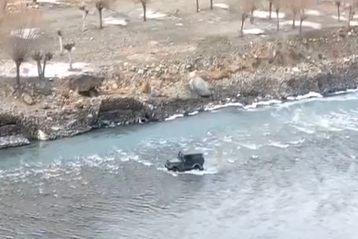 Drive Thar in River: सड़क पर लगा था लंबा जाम तो युवक ने नदी में उतार दी Thar, नए साल का जश्न मनाने जा रहे टूरिस्ट स्पॉट