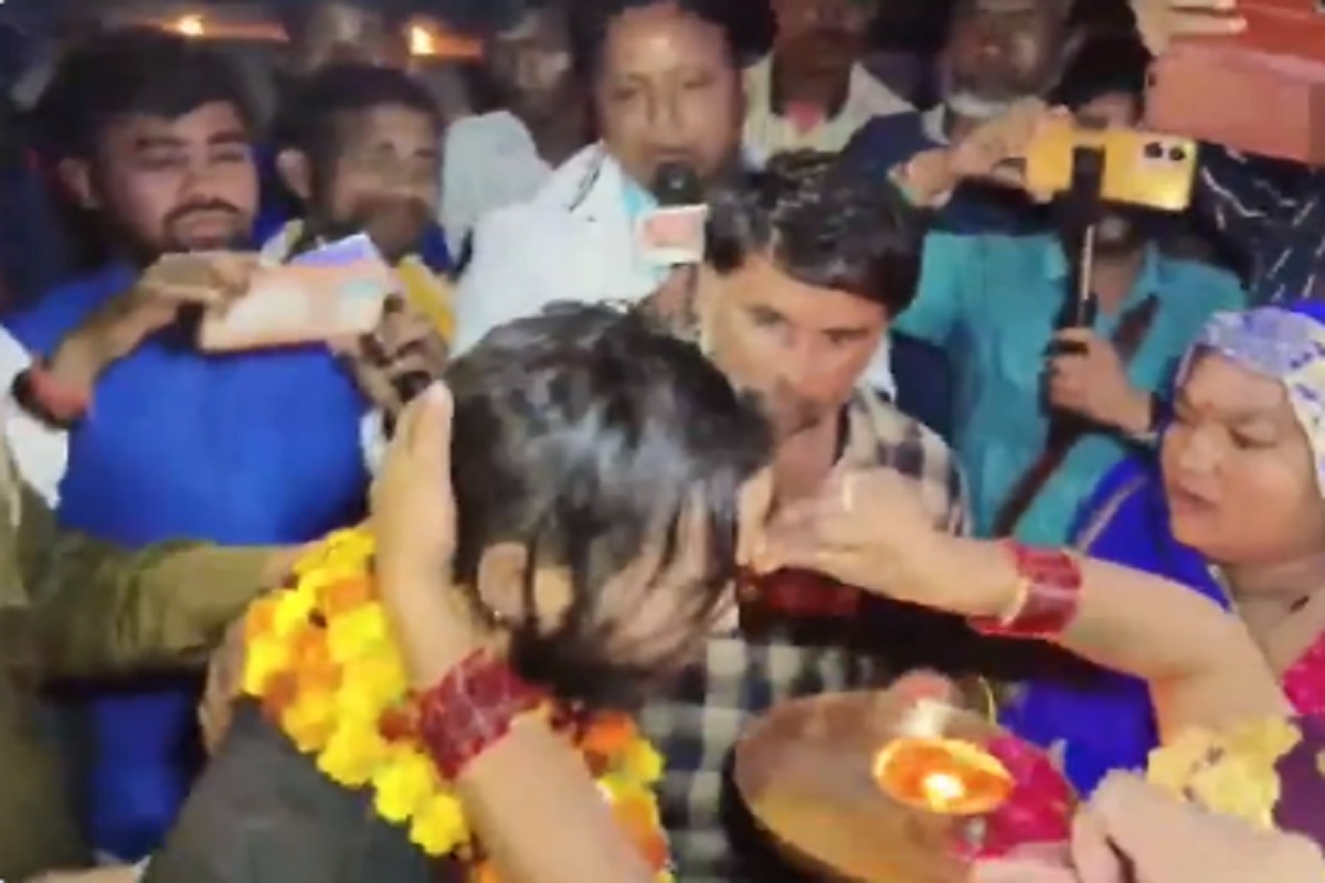 UP News: टेंट लगाया, फूल सजाया, रंगोली बनाई .. देखें उत्तराखंड से त्रासदी से बच निकलने वाले मजदूर की वापसी पर कैसा था जश्न