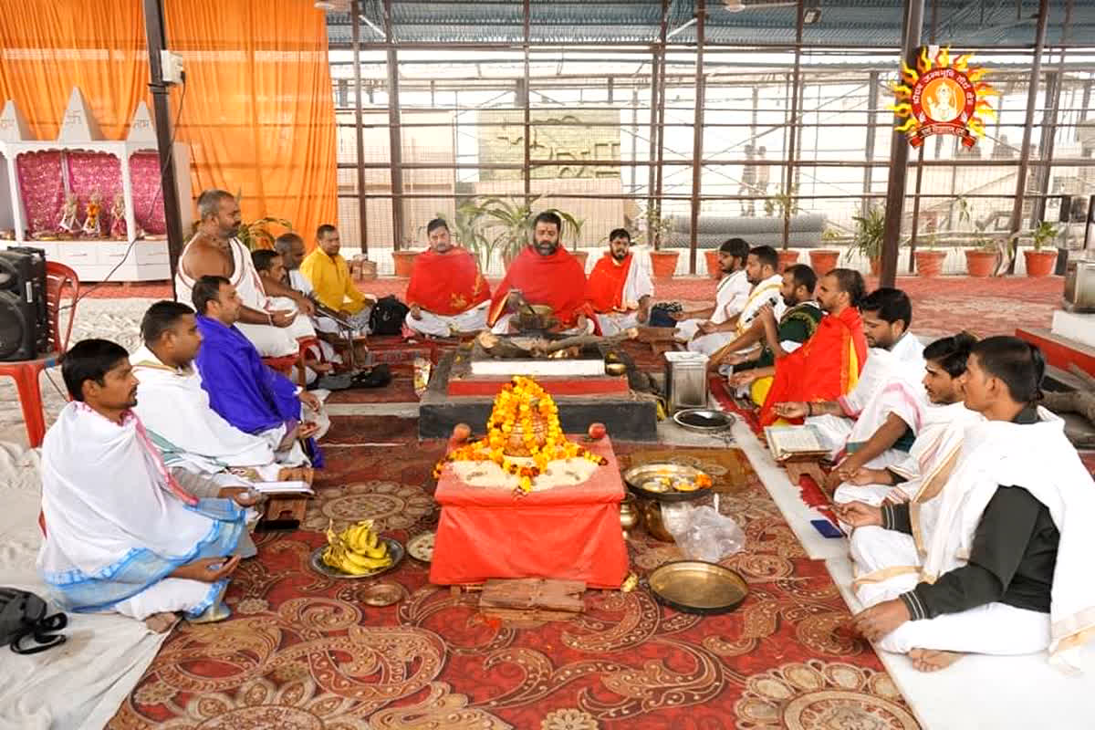 Ayodhya Ram Mandir: राम जन्मभूमि परिसर में शुरु हुआ यज्ञ, देश के सभी प्रांतों से मूर्धन्य वैदिक विद्वानों को किया आमंत्रित