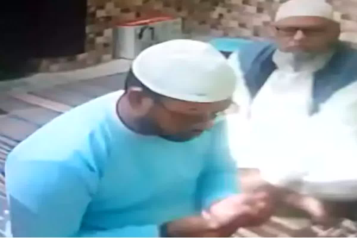 Hindu Naib Tehsildar Offered Namaz : हिंदू नायब तहसीलदार टोपी पहनकर पहुंचे मस्जिद, पढ़ी नमाज, धर्म परिवर्तन के सवाल ने मचाया हड़कंप