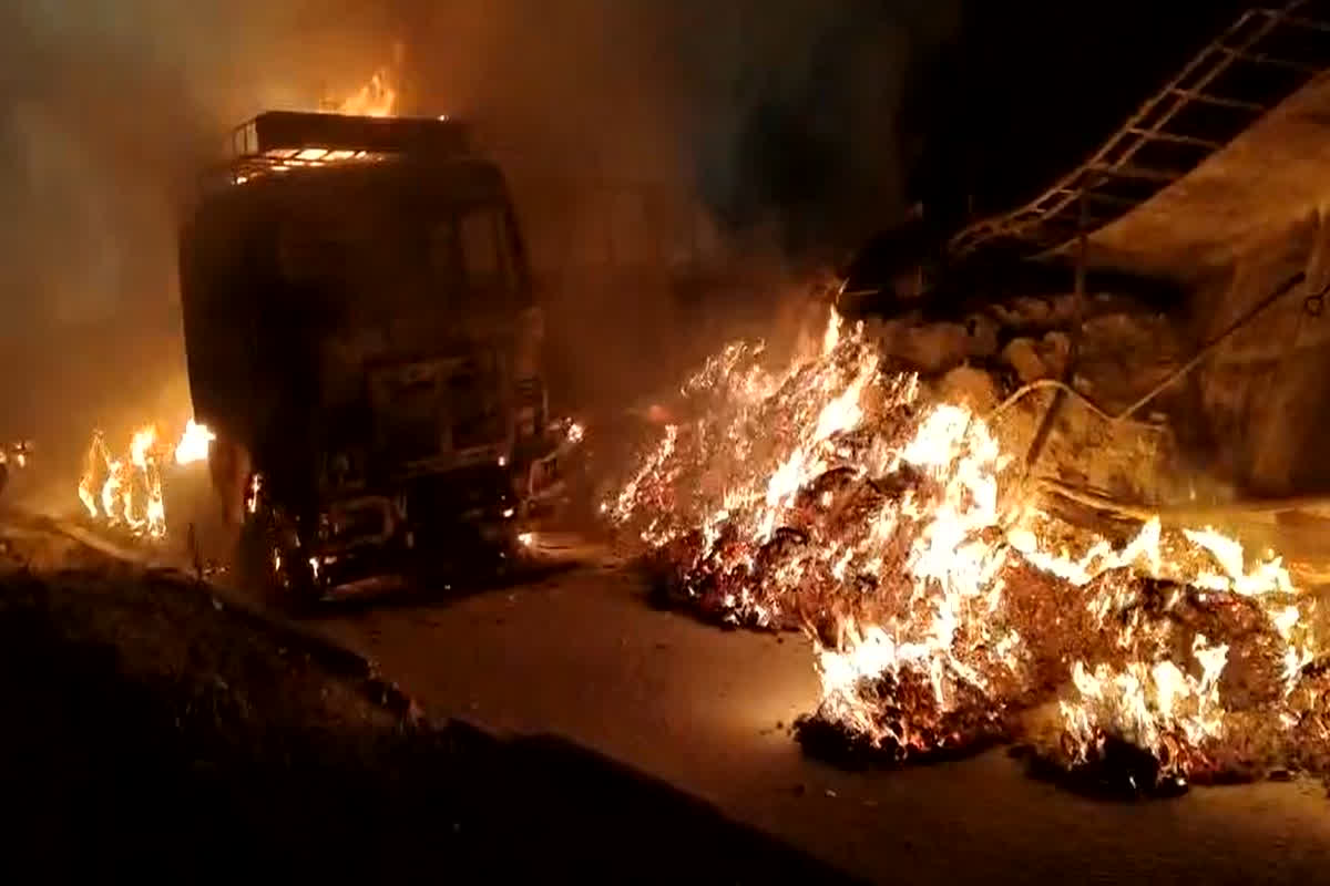 Dhar Accident News : ब्रेक फेल होने के बाद ट्राले ने 6 वाहनों को मारी ठोकर, सभी में लगी आग, 3 लोग जले ज़िंदा