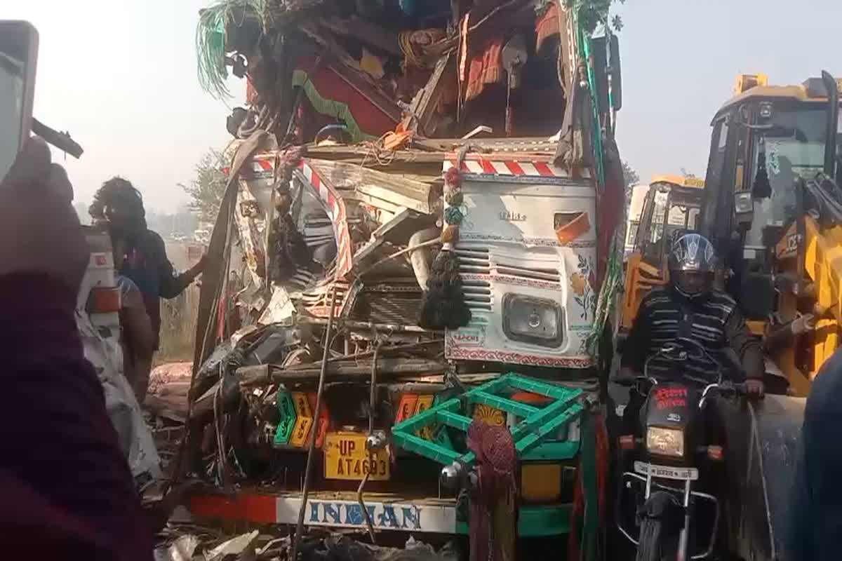 Accident: दर्दनाक सड़क हादसा, दो ट्रकों की आपस में जोरदार भिड़ंत से उड़े परखच्चे, एक चालक की मौके पर मौत…